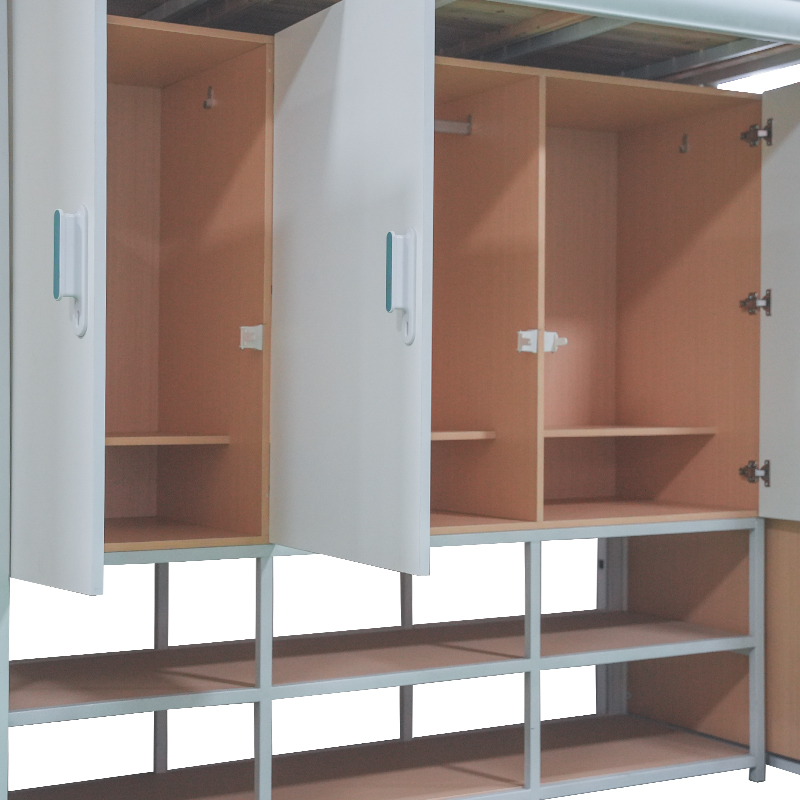 Cama Litera para Tres Personas en Dormitorio con Armario